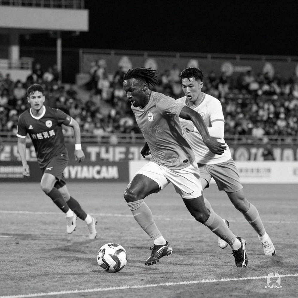 Viet Anh Back in Time, Hoang Hen Out Against Malaysia: The Height Gap and the Rhythm of the Dressing Room
