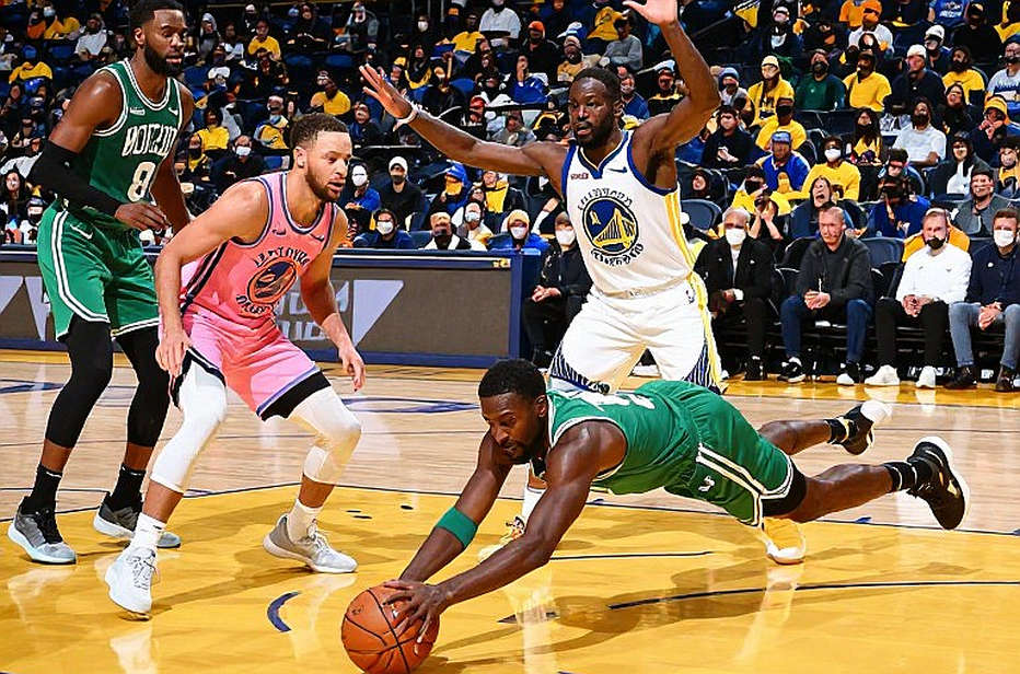 Galinato húc đầu Stockton ở phút 1:38 hiệp ba, TNT mất big dự bị khi đang dẫn 81–70