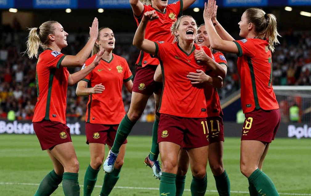 Vết nứt dưới ánh đèn World Cup: Khi niềm tin tập thể soi rọi nỗi đau cá nhân