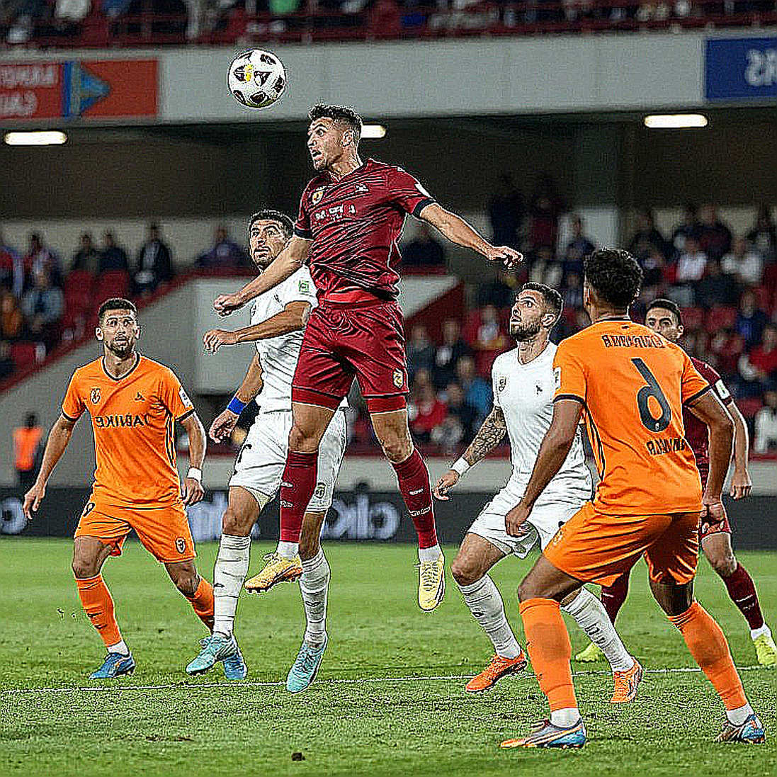 Dòng dữ liệu trống: Bên trong thị trường chuyển nhượng V.League và cái bẫy của những thương vụ không có thật