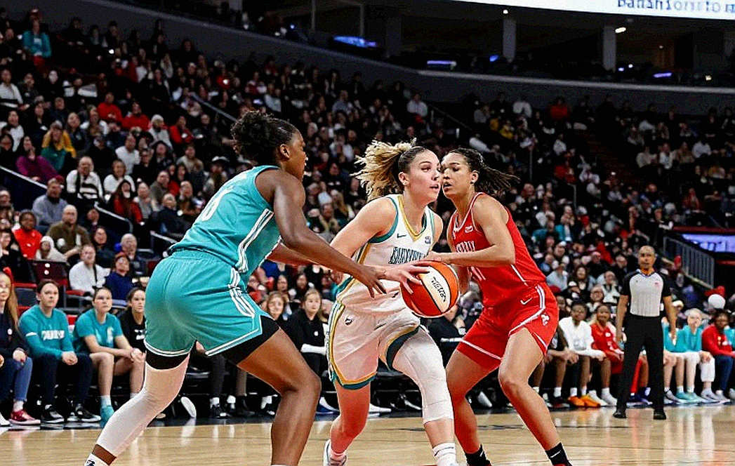 Olivia Miles bị loại phút chót vì chấn thương bắp chân: Minnesota Lynx mất 'đầu rắn' đúng ngày quyết định hạt giống số 1 Olivia Miles bị loại phút chót vì chấn thương bắp chân: Minnesota Lynx mất 'đầu rắn' đúng ngày quyết định hạt giống số 1